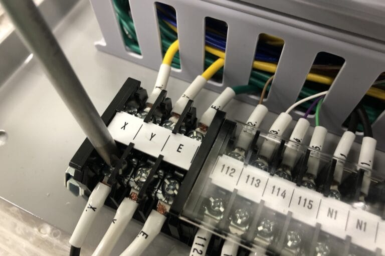 制御盤の更新、1台からでも頼めるの？小型・小ロット対応の制御盤製作から設置まで一貫対応します